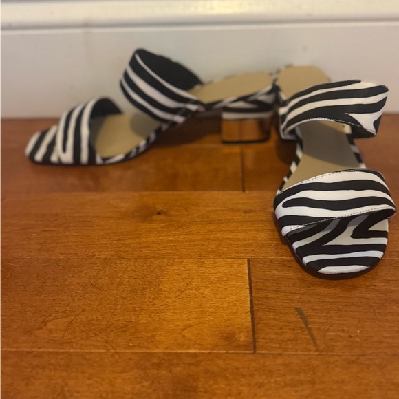 Ann Taylor Black and white sandals - Picture 3 of 3